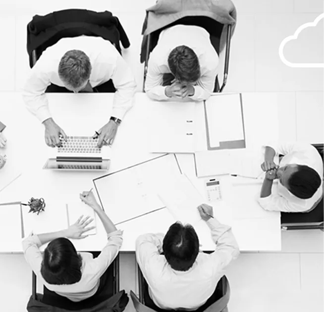 Riunione di lavoro del team attorno a un tavolo, vista dall’alto