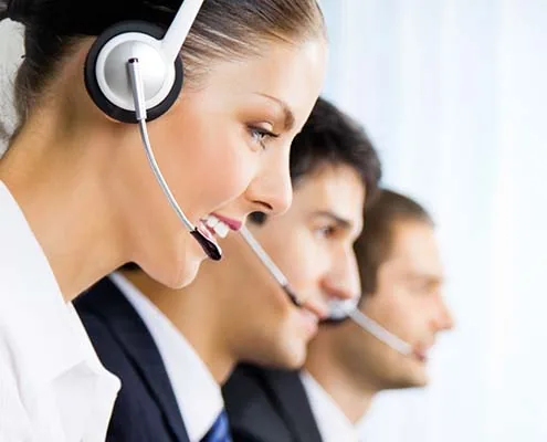 Operatori del servizio clienti con cuffie e microfono