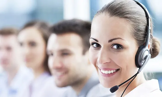 Tecnico dell’help desk PCMOD al telefono con un cliente