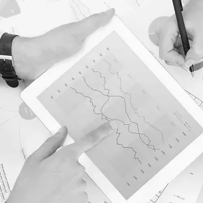 Grafici e report aziendali consultati su tablet e su carta