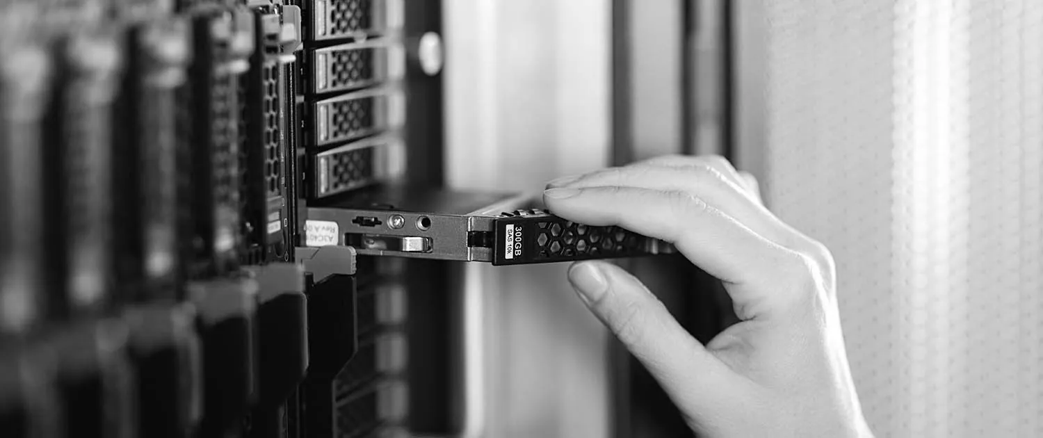 Componenti hardware di un computer durante un intervento tecnico