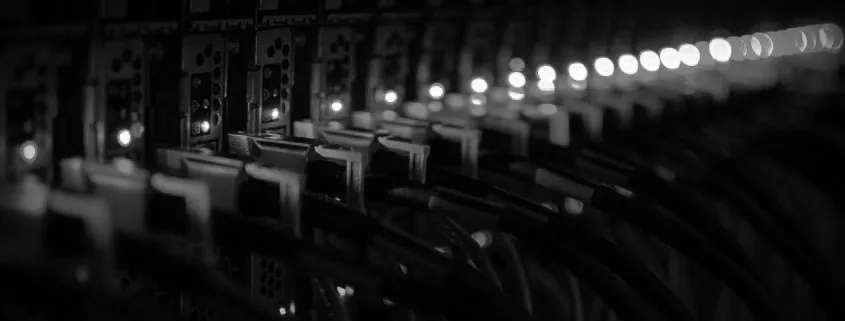 Armadio rack con server e apparati di rete