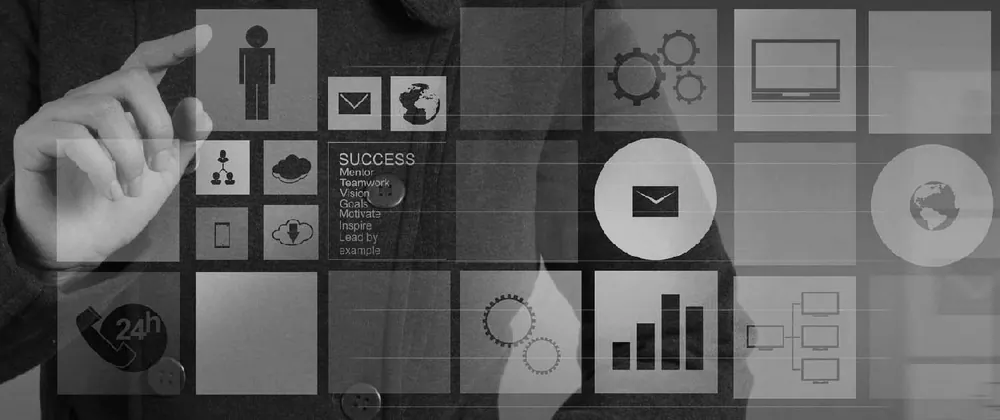 Mano che seleziona icone di applicazioni su un’interfaccia digitale