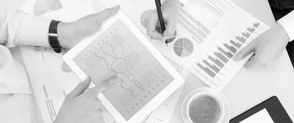 Grafici e report aziendali consultati su tablet e su carta