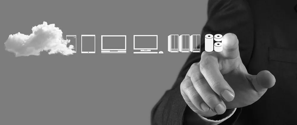 Dispositivi collegati a una nuvola, simbolo del cloud